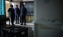 Des policiers congolais surveillent du matériel électoral à Kinshasa, en République Démocratique du Congo, le 28 décembre 2018