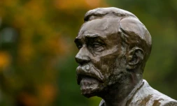 Le buste d'Alfred Nobel dans le jardin du manoir Bjoerkborn, où il passait ses étés à la fin de sa vie, à Karlskoga (Suède), le 16 septembre 2021
