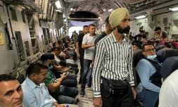 Des Indiens attendent d'être évacués à bord d'un avion  militaire indien à l'aéroport de Kaboul le 17 août 2021, après le retour au pouvoir des talibans en Afghanistan