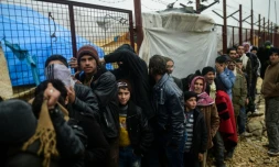 Des Syriens qui ont fui les combats autour d'Alep, à leur arrivée le 6 février 2016 à Bab al-Salama