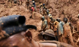 Des ouvriers travaillent dans une mine d'or à Chudja, dans le nord-est du Congo, le 23 février 2009