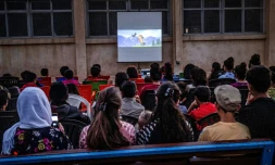 Des enfants assistent à une projection d'un film de Charlie Chaplin dans une école du village de Sanjak Saadoun en Syrie, le 28 juillet 2019