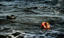 Un homme nage depuis la Turquie pour rejoindre l'Ăźle grecque de Lesbos, le 8 novembre 2015