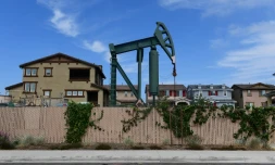 Une pompe utilisée pour extraire le pétrole dans un quartier résidentiel de Signal Hill, en Californie, le 25 septembre 2019 