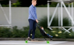 Sur internet, une pétition lancée récemment pour demander l'allongement du congé paternité à quatre semaines a rassemblé près de 52.000 signatures