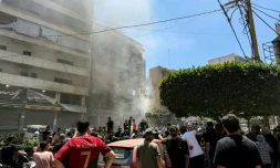 Des habitants sur le site d'une frappe aérienne israélienne qui a ciblé un bâtiment dans la banlieue sud de Beyrouth, le 14 juin 2026 au Liban