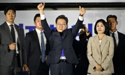 Le président-élu sud-coréen Lee Jae-myung salue ses partisans, le 4 juin 2025 à Séoul