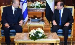 Photo de la Présidence égyptienne montrant le président Abdel Fattah al-Sissi (à droite) rencontrant le Premier ministre d'Israël Naftali Bennett (à gauche) à Char al-Cheikh, le 13 septembre 2021
