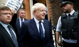 Boris Johnson (c) sort de son quartier général de campagne, le 22 juillet 2019 à Londres
