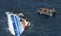 Photo fournie par la marine brésilienne publiée le 8 juin 2009 de plongeurs récupérant un morceau de la carlingue du A330 de Air France qui s'est abimée dans l'océan Atlantique
