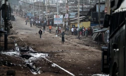 Des manifestants face à un canon à eau de la police kenyane dans le bidonville de Kawangware à Nairobi le 27 octobre 2017