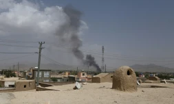 De la fumée au-dessus de la ville de Ghazni attaquée par les talibans, le 10 août 2018 en Afghanistan