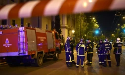 Des pompiers grecs lors d'une intervention me 19 avril 2017 à Athènes. Deux personnes ont été tuées sur l'île grecque de Kos lors d'un séisme
