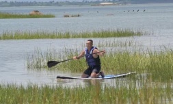 Le touriste Joseph Lin sur son paddle, le 10 août 2022 aux îles de Kinmen, à Taïwan