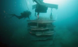 Des plongeurs déposent des récifs artificiels "hôtel à poissons" d'une dizaine de tonnes à 30 mètre de profondeur les eaux usées au large des calanques de Marseille, le 30 janvier 2018