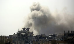 De très violents combats opposent les forces antijihadistes soutenues par Washington en Syrie au groupe Etat islamique (EI) au coeur de son principal bastion de Raqa, le 13 août 2017