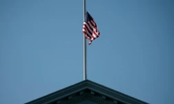 Le drapeau américain en berne sur la Maison Blanche, dimanche 26 août 2018, au lendemain de la mort de John McCain