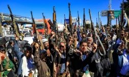 Des partisans des rebelles houthis manifestent contre la coalition internationale menée par l'Arabie saoudite, le 27 janvier 2022 à Sanaa