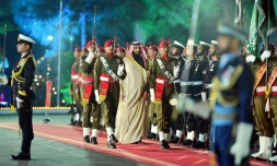 Photographie prise et diffusée le 17 février 2019 par le Département de l'information du Pakistan (PID) montrant le prince héritier saoudien Mohammed ben Salmane (C) accueilli par une garde d'honneur chez le Premier ministre à Islamabad