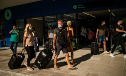 Des touristes arrivent à l'aéroport de l'ßle de Corfou (GrÚce) le 1er juillet 2020