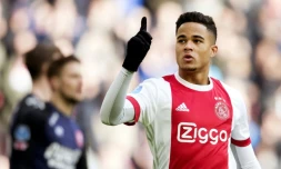 Le jeune Justin Kluivert, sous le maillot de l'Ajax, contre Twente en Eredivisie, le 11 février 2018 à Amsterdam  