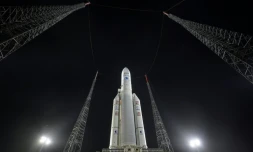 La fusée Ariane 5, qui emporte le télescope spatial James Webb (JWST), sur son pas de tir, le 23 décembre 2021 au Centre spatial de Kourou, en Guyane
