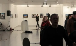 Scène de panique dans une galerie d'art, le 19 décembre 2016 à Ankara, suite au meurtre de l'ambassadeur russe en Turquie