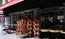 Un employé installe des tables et des chaises avant la réouverture des terrasses des cafés, bars et restaurants, le 30 mai 2020 à Paris
