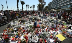 Des fleurs le 17 juillet 2016 sur la Promenade des Anglais Ă Nice en hommage aux victimes de l'attaque terroriste