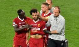 L'attaquant de Liverpool Mohamed Salah quitte le terrain blessé à l'épaule, le 26 mai 2018 à Kiev