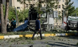Un policier turc en civil sur les lieux de l'explosion de la bombe, après un attentat meurtrier, le 10 mai 2016 à Diyarbakir