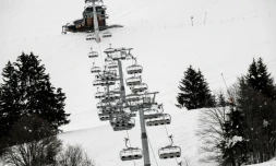 Des tĂ©lĂ©siĂšges Ă l'arrĂȘt au Grand Bornand en Haute-Savoie, le 21 janvier 2021