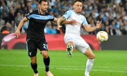 Le milieu de terrain de Marseille Lucas Ocampos (d) à la lutte avec le défenseur romain de la Lazio Stefan Radu, en Ligue Europa, le 25 octobre 2018 à Marseille