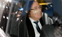 Joseph Blatter, président démissionnaire et suspendu de la Fifa, quitte le siÚge de l'instance aprÚs son audition, le 17 décembre 2015 à Zurich