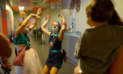 Des clowns de l'association "Le Rire Medecin" le 25 juillet 2016 à l'hôpital Necker à Paris