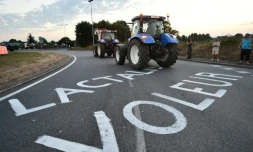 Des fermiers bloquent l'accÚs au siÚge de Lactalis à Change, dans le nord-ouest de la France, le 25 août 2016
