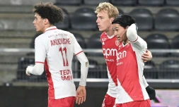 Le Danois Mika Biereth félicité par ses coéquipiers après son but à Angers, le 15 mars 2025
