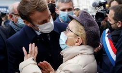 Le président Emmanuel Macron en visite à Vierzon, dans le Cher, s'entretient avec une habitante le 7 décembre 2021