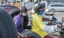 Un motard porte un masque contre le coronavirus Covid-19 à Cotonou le 8 avril 2020