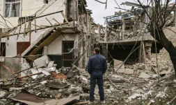 Un policier devant une habitation détruite dans les bombardements à Stepanakert, la capitale du Nagorny Karabakh, le 7 octobre 2020.