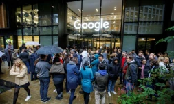 Des employés de Google manifestent à Londres, devant le bâtiment abritant les bureaux de la firme, pour protester contre sa gestion du harcèlement sexuel, le 1er novembre 2018