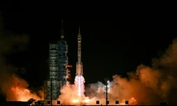 La fusée chinoise Longue Marche-2F transportant le vaisseau spatial Shenzhou-21 et un équipage de trois astronautes, décolle du Centre de lancement de satellites de Jiuquan, dans le désert de Gobi, au nord-ouest de la Chine, le 31 octobre 2025