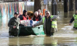 Des employés municipaux transportent des habitant en barque sur la Marne en crue à Gournay-sur-Marne prÚs de Paris, le 2 février 2018