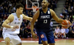 Le Français Boris Diaw (d) à la lutte avec le Belge Hans Vanwijn lors des qualifs pour le Mondial-2019 de basket, le 25 février 2018 à Nancy 