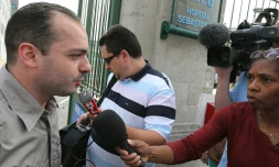Francois Lambert le 15 juillet 2015 devant l'hôpital à Reims