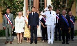 Le président français Emmanuel Macron (G) lors des cérémonies pour les 80 ans de la libération de Bormes-les-Mimosas (Var), le 17 août 2024 