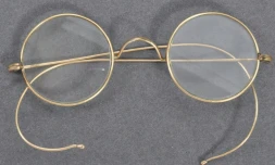 Une paire de lunettes ayant appartenu à Gandhi, sur une ohoto fournie le 19 août 2020 par la maison de vente aux enchères East Bristol Auctions