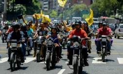 Des manifestants à moto appellent à la tenue d'un référendum révocatoire contre le président vénézuélien Nicolas Maduro, à Caracas le 4 août 2016