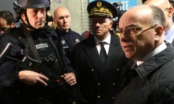Le ministre de l'Intérieur Bernard Cazeneuve (d) à Reims, le 1er avril 2016