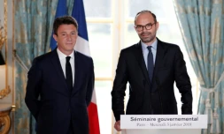 Le Premier ministre  Edouard Philippe (d) au côté du porte-parole du gouvernement Benjamin Griveaux (g) s'adresse aux participants lors d'un séminaire à l'Elysée le 3 janvier 2018